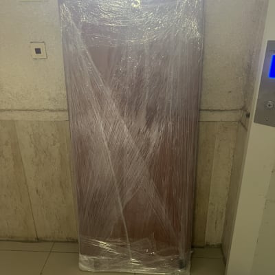 דלת עטופה בניילון במעבר בניין