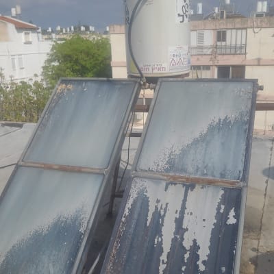 דוד שמש עם קולטים ישנים על גג