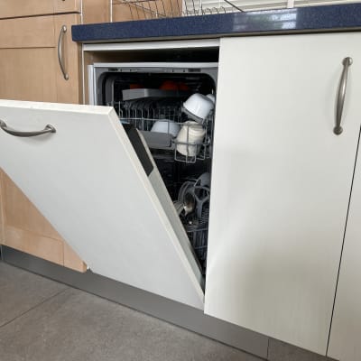 מדיח כלים פתוח עם כלים בפנים