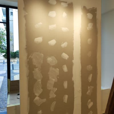 קיר גבס עם תיקוני שפכטל לבנים