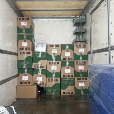 קופסאות ארוזות בתוך משאית הובלה