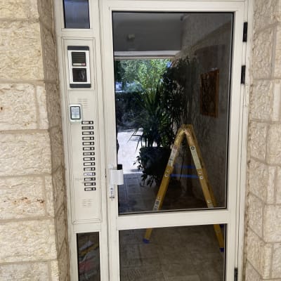 דלת כניסה עם אינטרקום ולוח מקשים