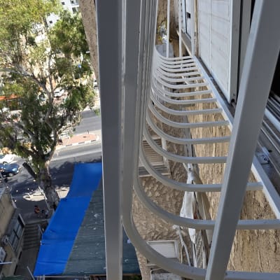 מעקה מתכת על מרפסת בניין