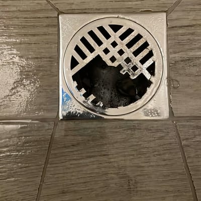 ניקוז מים ברצפת חדר אמבטיה