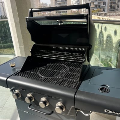 גריל גז במרפסת עם נוף עירוני