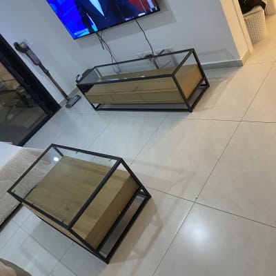 שולחנות זכוכית עם מסגרת מתכת בסלון מודרני