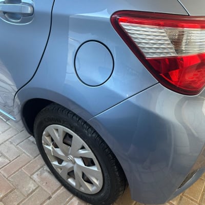 חלק אחורי של רכב עם פנס אחורי וגלגל