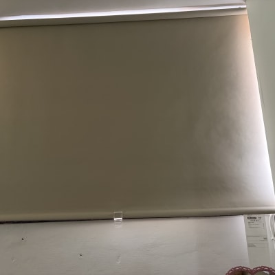 וילון גלילה מותקן על קיר לבן