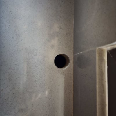 חור בקיר, כנראה להכנה לצנרת אינסטלציה