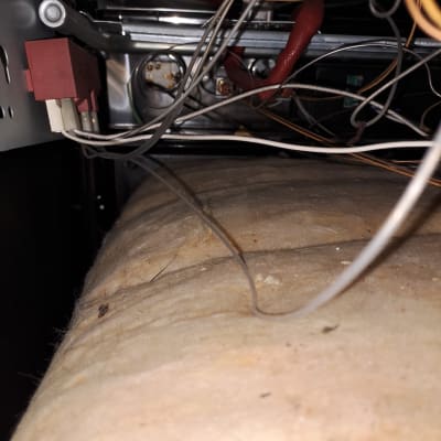 חוטים ומחברים חשמליים בתוך מכשיר אלקטרוני