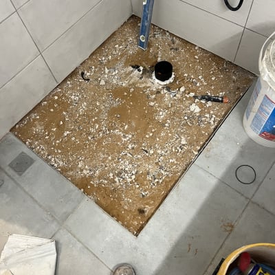 פירוק אמבטיה וחשיפת תשתית ניקוז במהלך שיפוץ חדר רחצה