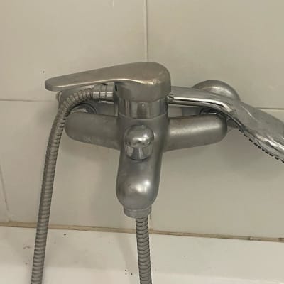 ברז אמבטיה עם ידית ומקלחת