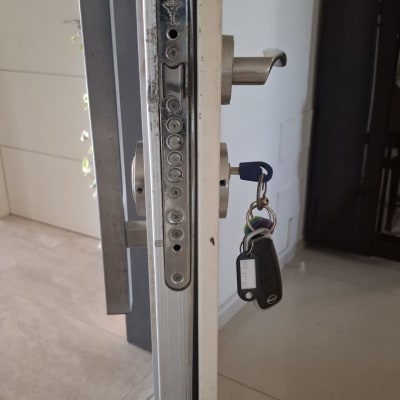 מנעול דלת עם מפתח תלוי