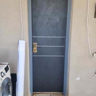 דלת אפורה עם ידית זהב, גליל נייר לבן בצד