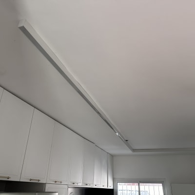 תאורת תקרה מותקנת במטבח עם ארונות לבנים