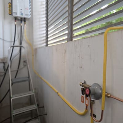 מערכת גז מותקנת עם צינורות ומכשור