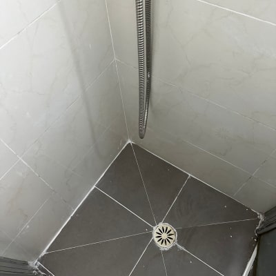 רצפת מקלחת עם ניקוז ומקלחת יד