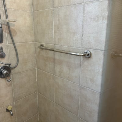 מקלחת עם מוט אחיזה וברזים