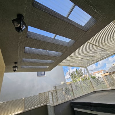 רשת מתוחה על תקרה למניעת כניסת יונים