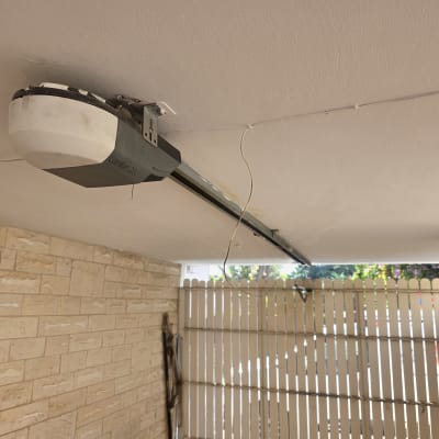 מנוע חשמלי לשער חניה מותקן על תקרה