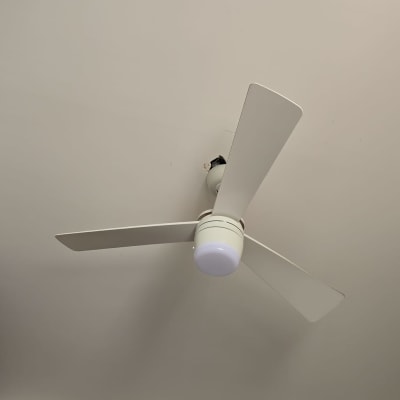 מאוורר תקרה לבן מותקן על תקרה בחדר