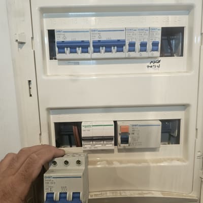 לוח חשמל עם מפסקים וחיווט חשמלי