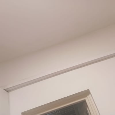 תקרה וקיר צבועים בלבן