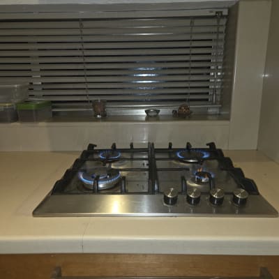 כיריים גז עם להבות פעילות במטבח.