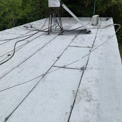 גג אטום עם יריעות ביטומניות וחיבורים גלויים