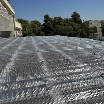 התקנת לוח סנטף גלי ומחוספס על גג פרגולה