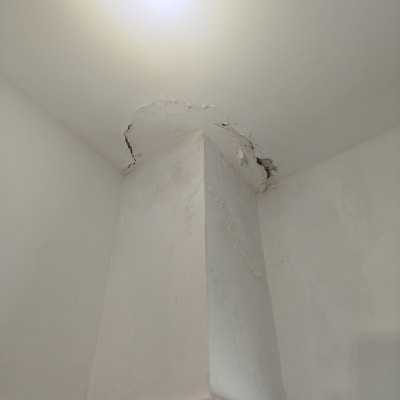 תקרה עם סימני רטיבות ונזקי מים