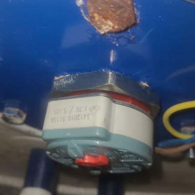 חלק תחתון של דוד שמש עם חיישן וטבעת מתכת