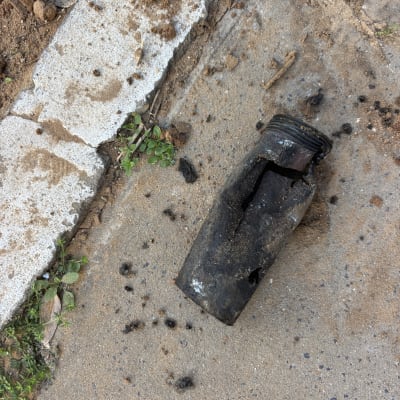 חלק צינור שבור על מדרכה עם לכלוך