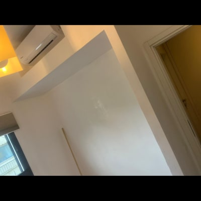 קיר צבוע עם מזגן ותאורה