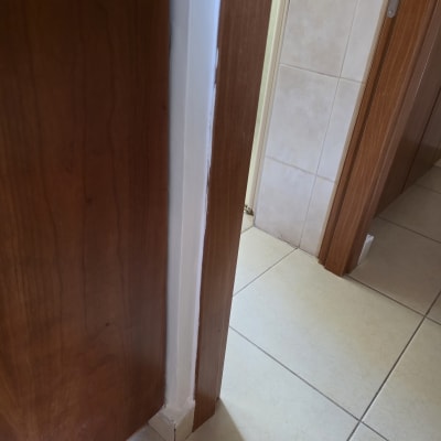 משקוף דלת צבוע בצבע לבן