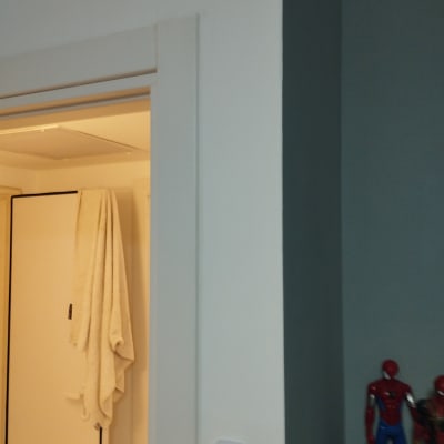 דלת לבנה פתוחה עם מגבת תלויה