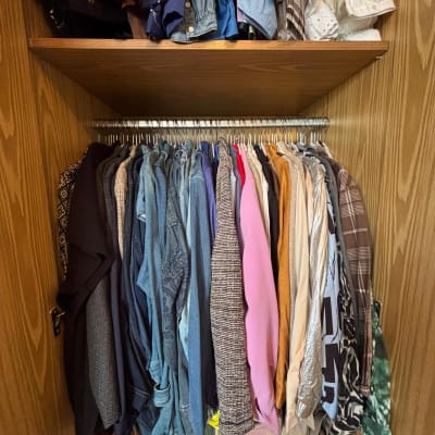 ארון בגדים מסודר עם בגדים תלויים ומקופלים