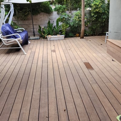 דק עץ עם נדנדה לבנה מכוסה בבד כחול