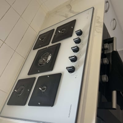 כיריים על משטח שיש במטבח מודרני