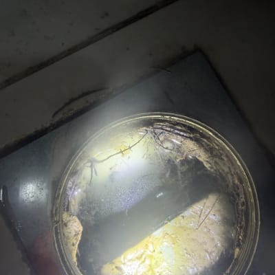 צילום של צינור סתום עם לכלוך ומים