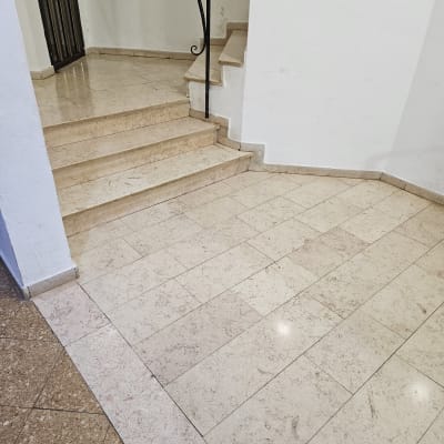 רצפה נקייה ומדרגות עם מעקה ברזל