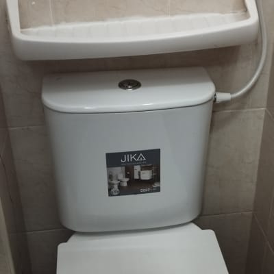 אסלה עם מיכל הדחה, צינור מים מחובר