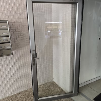 דלת זכוכית עם מסגרת מתכת פתוחה