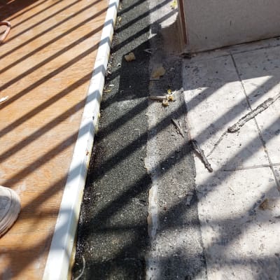 איטום בין רצפה לקיר עם חומר איטום שחור