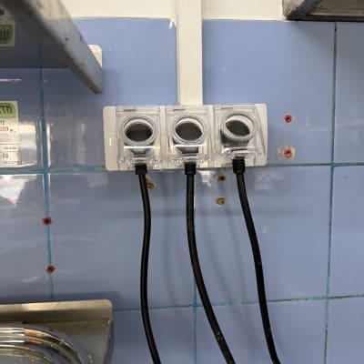שלוש שקעים חשמליים עם כבלים מחוברים