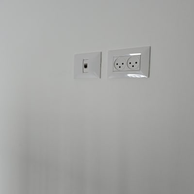 שקע רשת ושקע חשמל על קיר לבן