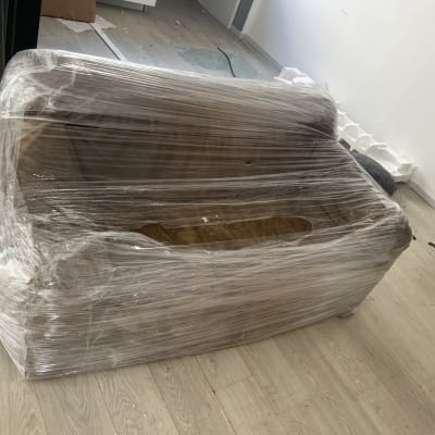 ספה עטופה בניילון מוכנה להובלה