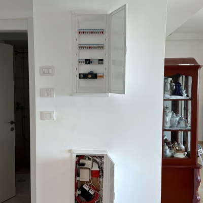 לוח חשמל פתוח עם חוטים ומתגים