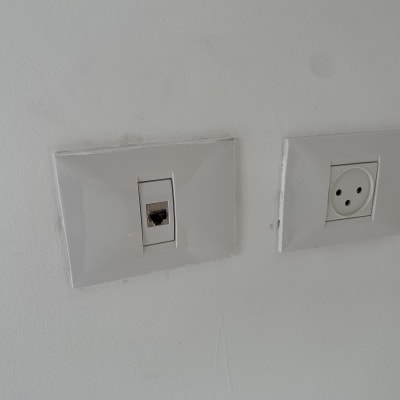 שקע רשת ושקע חשמל על קיר לבן