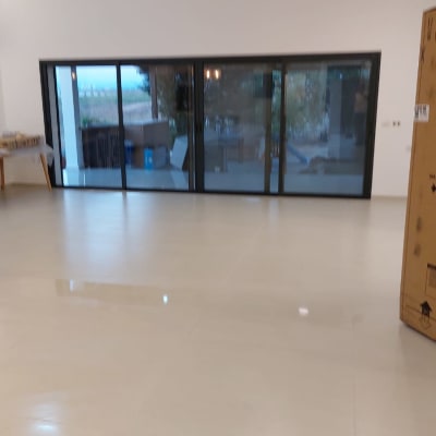 רצפה נקייה עם קופסאות וקרטונים